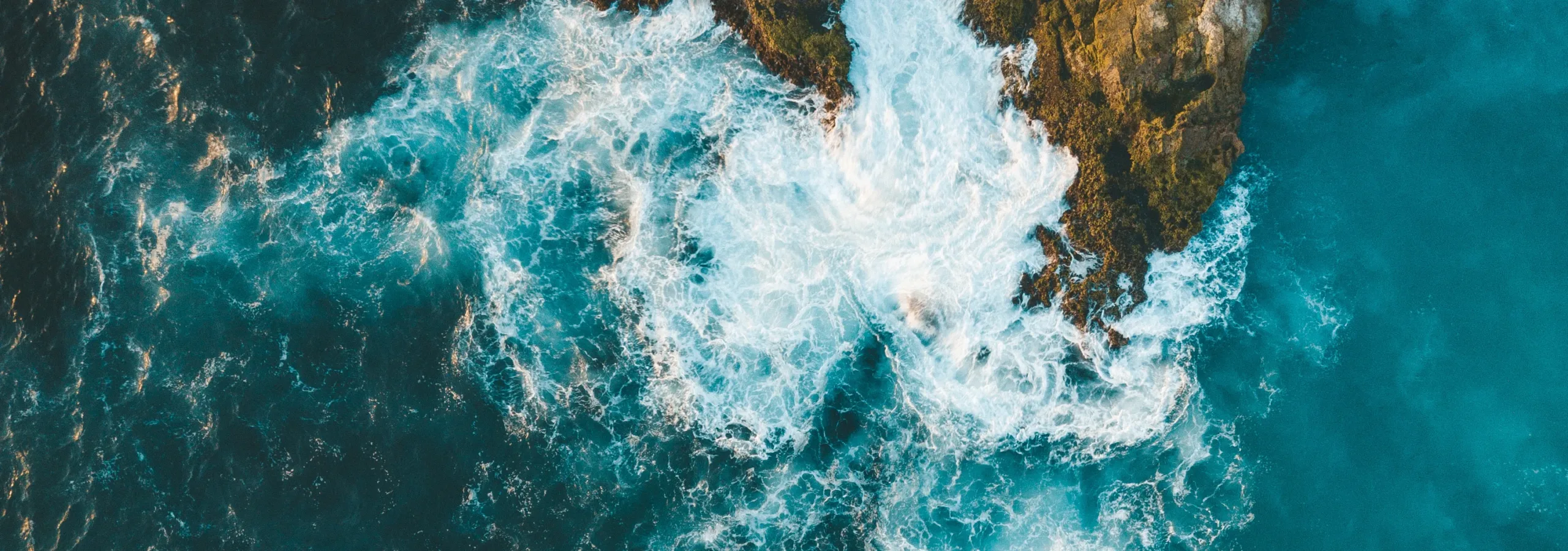 Imagem de vertical-aerial-shot-sea-waves-hitting-cliff-sc