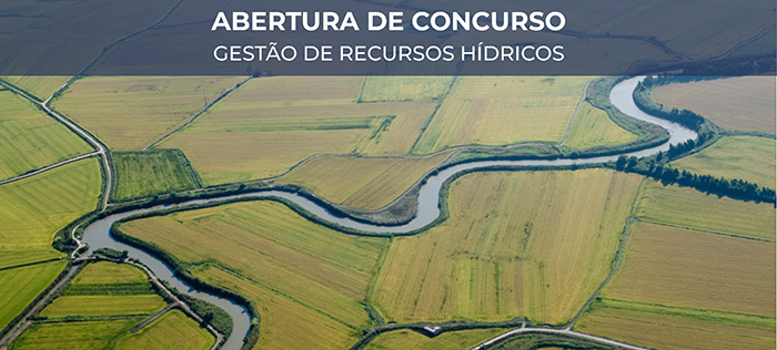 Um rio corre através de campos de cultivos