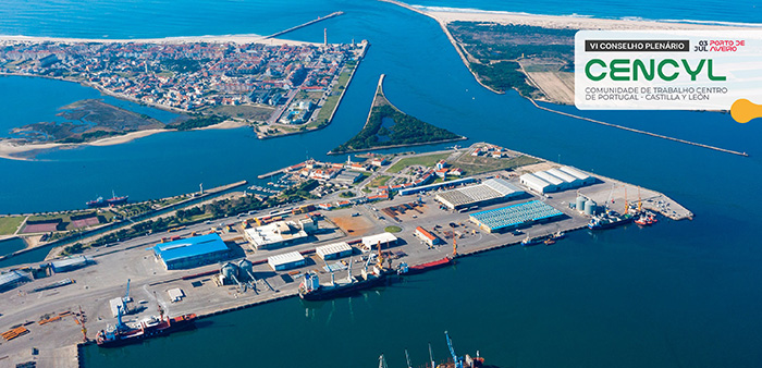 Instalações do Porto de Aveiro, tem docas, armazéns e ao lado uma pequena povoação