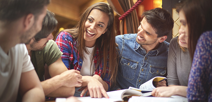 Imagem de student-sharing-her-knowledge-with-her-collea