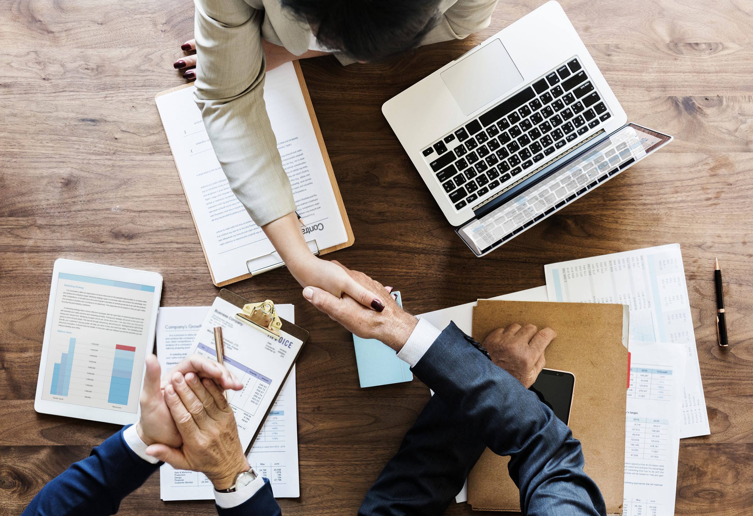 Imagem de business-people-shaking-hands-together-sc