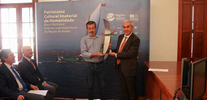 Cerimónia de entrega de réplica em miniatura para enaltecer o Barco Moliceiro como Patrimonio cultural imaterial da Região de Aveiro