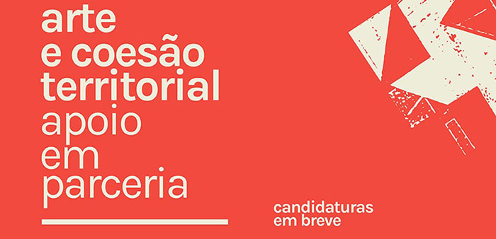 Fundo laranja com letras e desenhos geométricos para alerta à 2.ª edição das candidaturas ao Programa de apoio “Arte e Coesão Territorial”