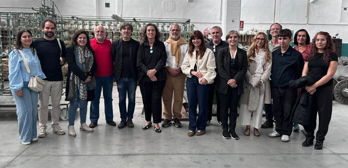 Vice-presidente da CCDR Centro, Sofia Carreira, rodeada por grupo de pessoas no interior da Burel Factory, em Manteigas